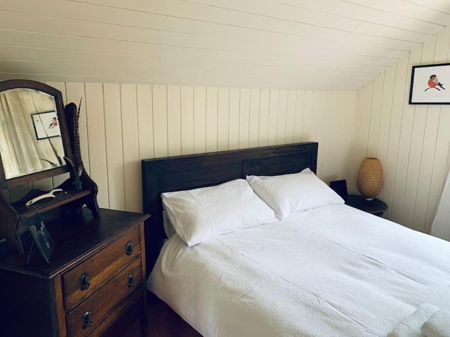 Trinity Annexe An Adorable First Floor Light And Lofty Space Within An Aonb Godmanstone Exterior photo