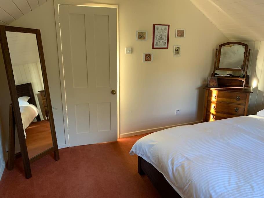 Trinity Annexe An Adorable First Floor Light And Lofty Space Within An Aonb Godmanstone Exterior photo